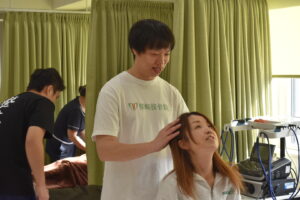 施術後の説明を行う柴崎接骨院