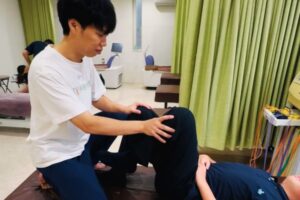 館林市柴﨑接骨院院長腰痛施術