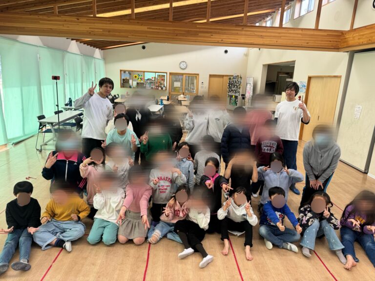 学童でのストレッチ指導の様子