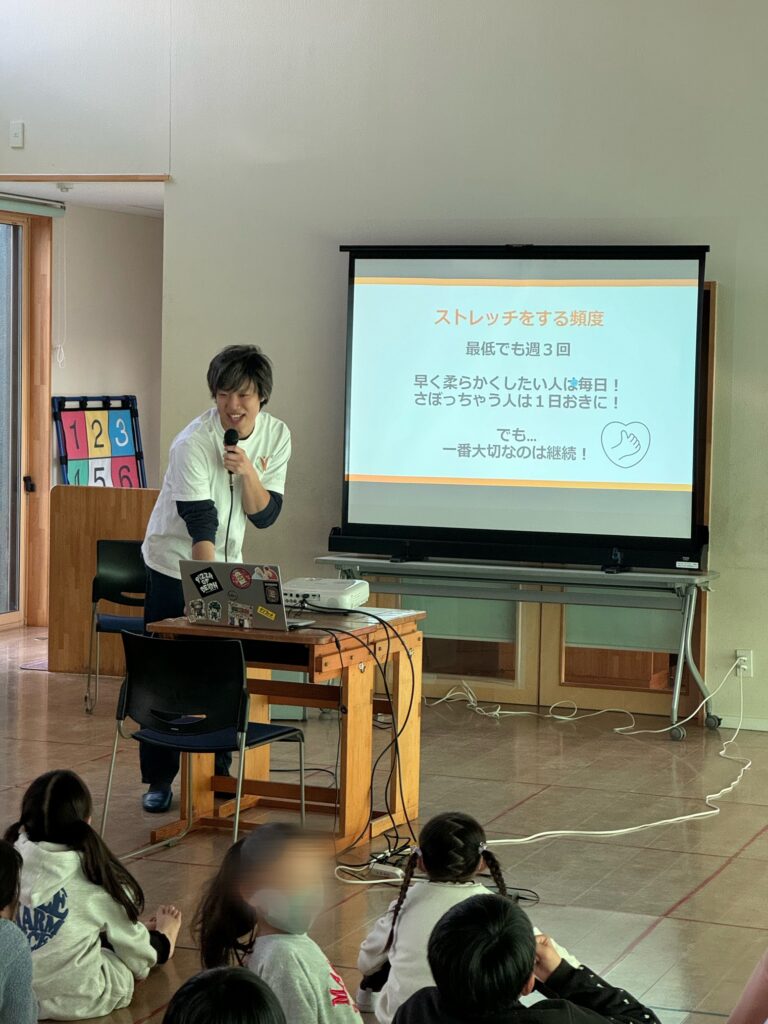 学童でのストレッチ指導の様子