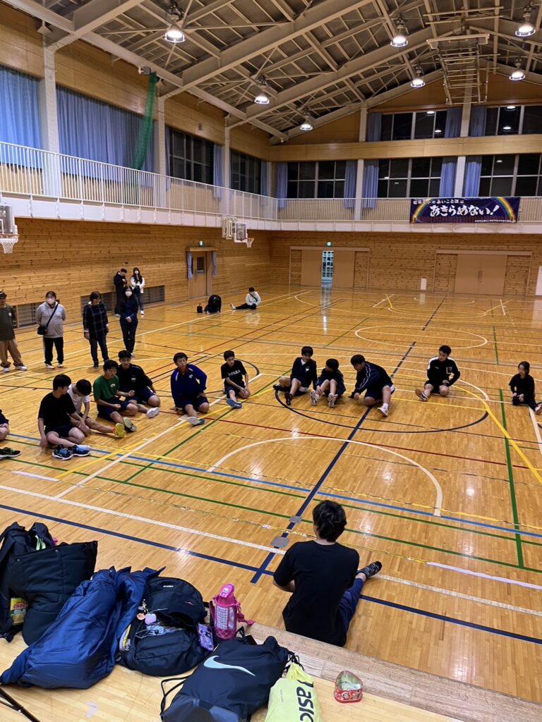 バレーボールクラブでのストレッチ指導の様子