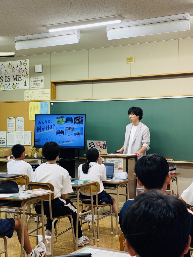 館林第二中学校健康講座でスライドを使って説明する様子